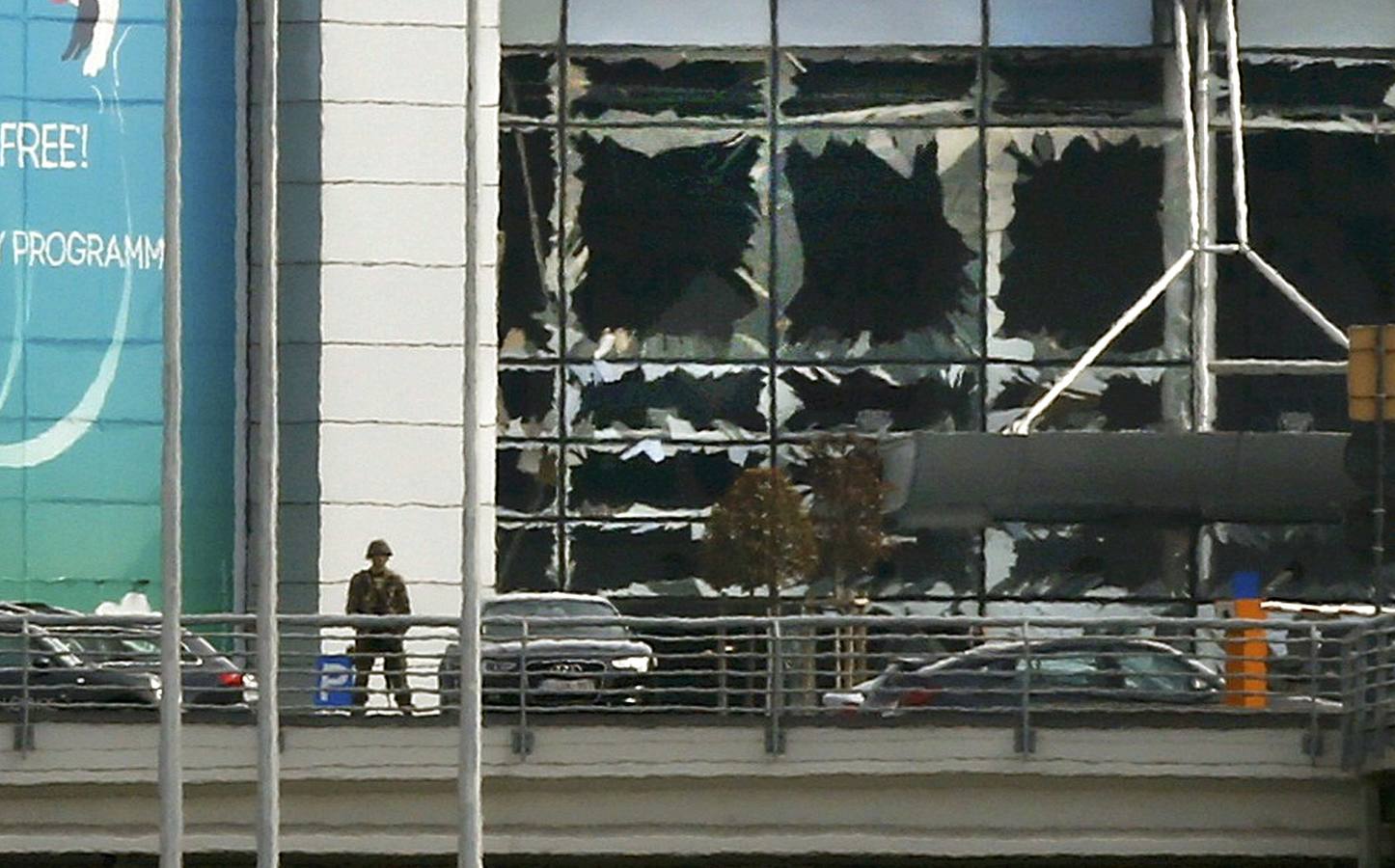 Estado en el que han quedado los cristales de la terminal del aeropuerto de Zaventem donde se ha registrado el atentado.