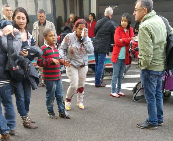 Una mujer herida abandona el aeropuerto de Zaventeme tras el atentado.