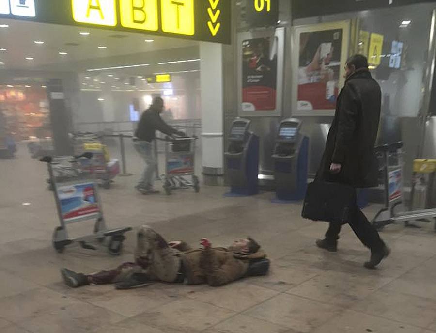 Un hombre herido yace en el suelo del aeropuerto de Zaventem tras el ataque.