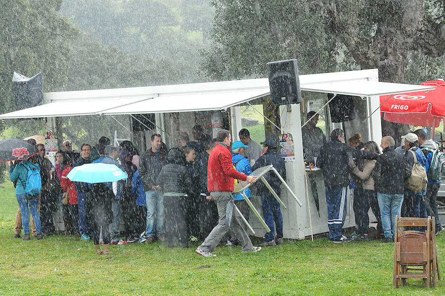 El mal tiempo deja una romería del Puerto gris