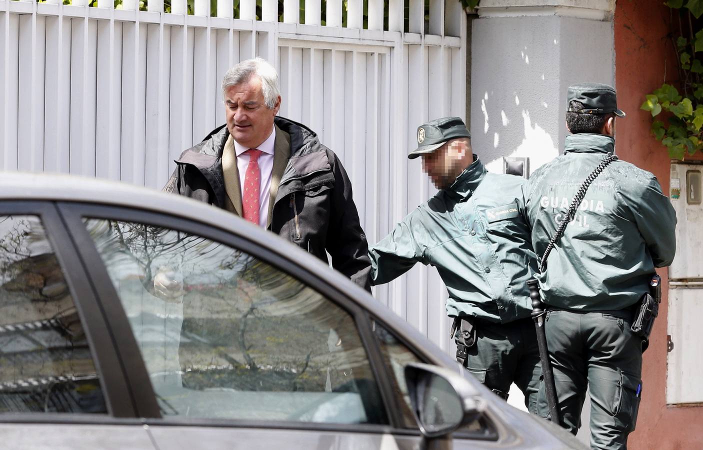 Lunes, 11 de abril: Mario Conde fue detenido junto a sus dos hijos, Mario y Alejandra, y el marido de ésta, acusados de blanqueo de capitales. La Fiscalía Anticorrupción cifra en más de 13 millones de euros el dinero apropiado de Banesto que el exbanquero Mario Conde ha blanqueado desde 1999 y hasta la actualidad repatriando el dinero desde Suiza y Reino Unido a través de un entramado societario. Fotografías: Ballesteros