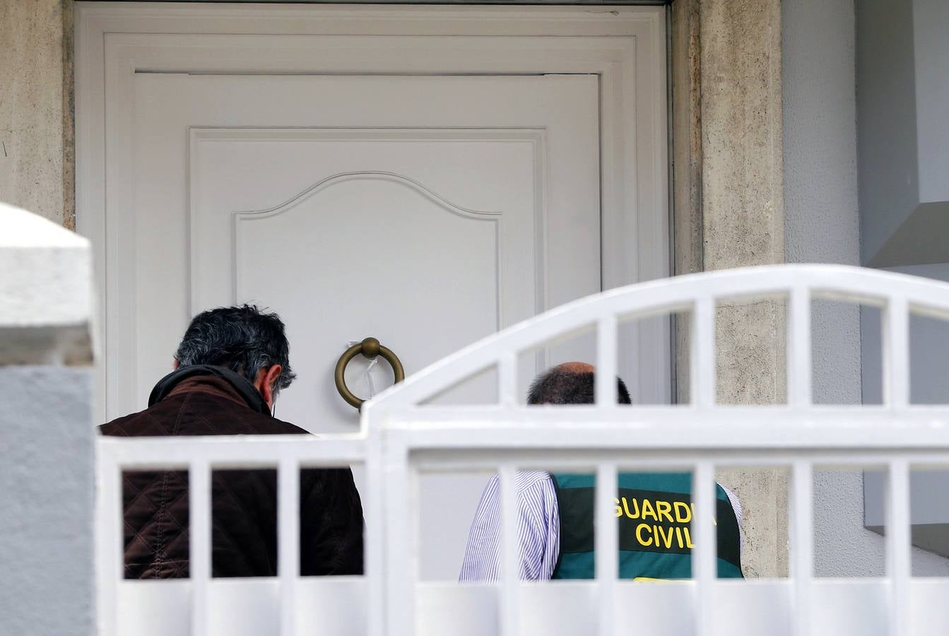 Lunes, 11 de abril: Mario Conde fue detenido junto a sus dos hijos, Mario y Alejandra, y el marido de ésta, acusados de blanqueo de capitales. La Fiscalía Anticorrupción cifra en más de 13 millones de euros el dinero apropiado de Banesto que el exbanquero Mario Conde ha blanqueado desde 1999 y hasta la actualidad repatriando el dinero desde Suiza y Reino Unido a través de un entramado societario. Fotografías: Ballesteros