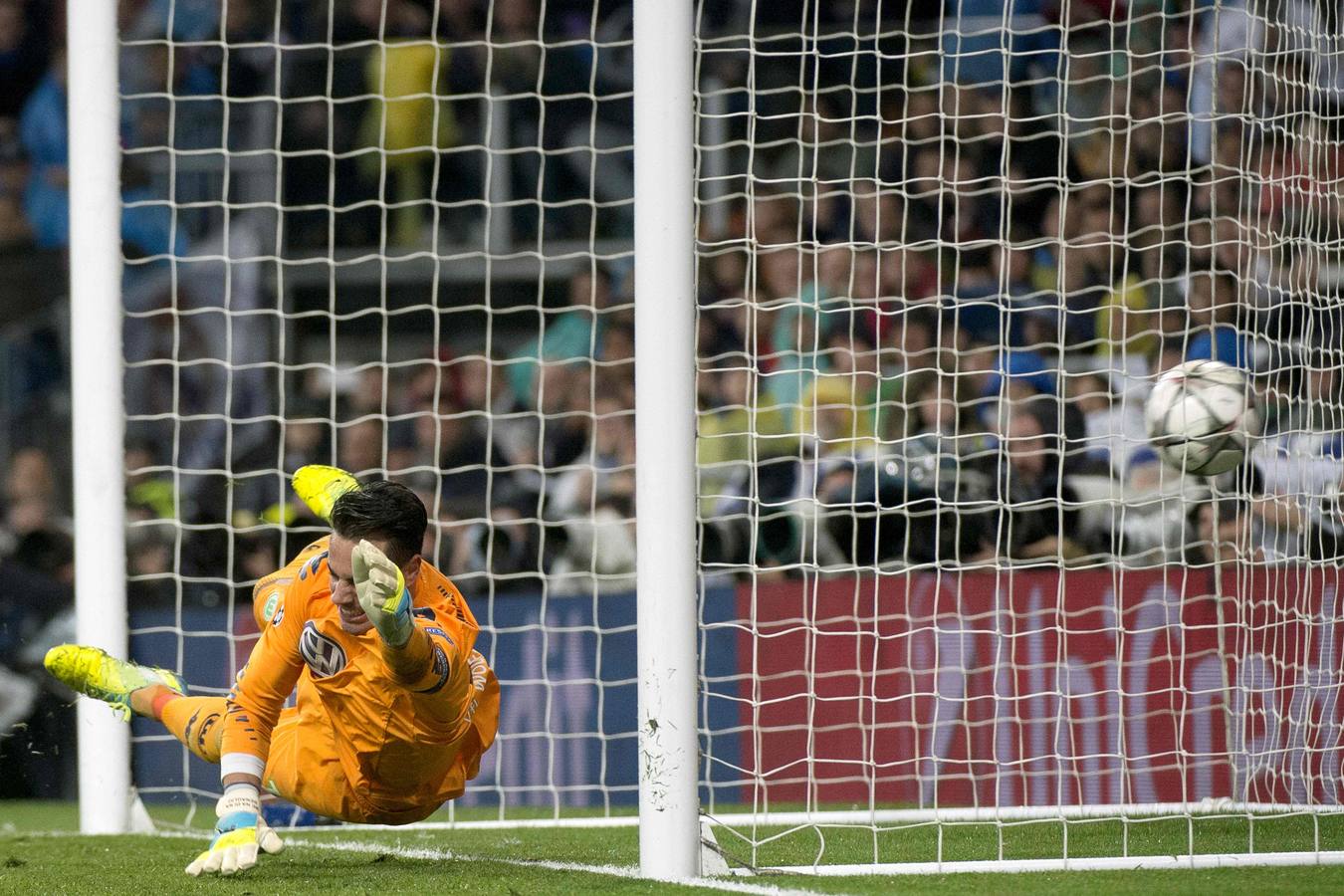 Martes, 12 de abril. El delantero portugués Cristiano Ronaldo fue el artífice de los tres goles marcados al Wolfsburgo alemán que clasificaron al Real Madrid para semifinales de la Liga de Campeones. Fotografías: Agencias