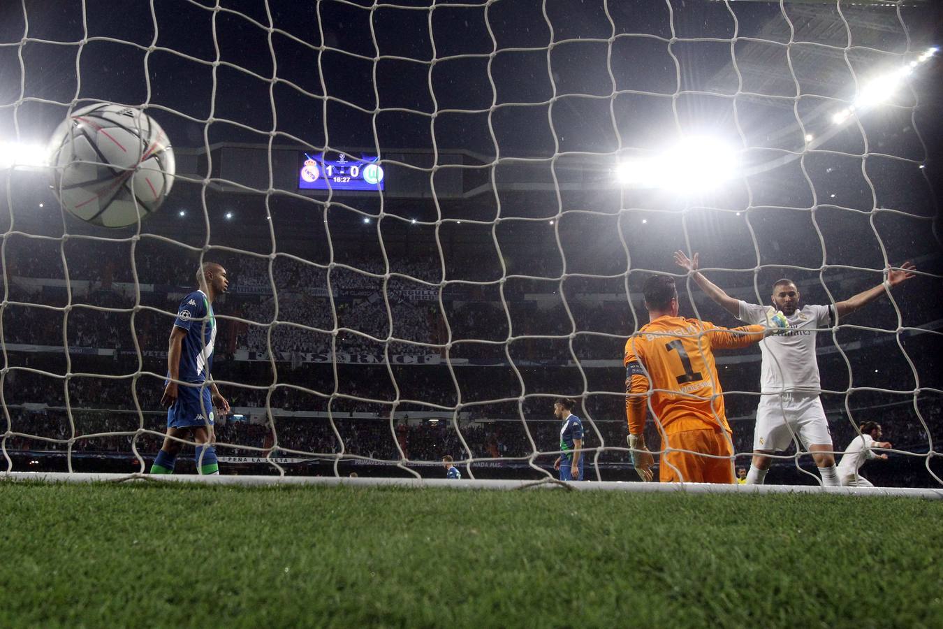 Martes, 12 de abril. El delantero portugués Cristiano Ronaldo fue el artífice de los tres goles marcados al Wolfsburgo alemán que clasificaron al Real Madrid para semifinales de la Liga de Campeones. Fotografías: Agencias