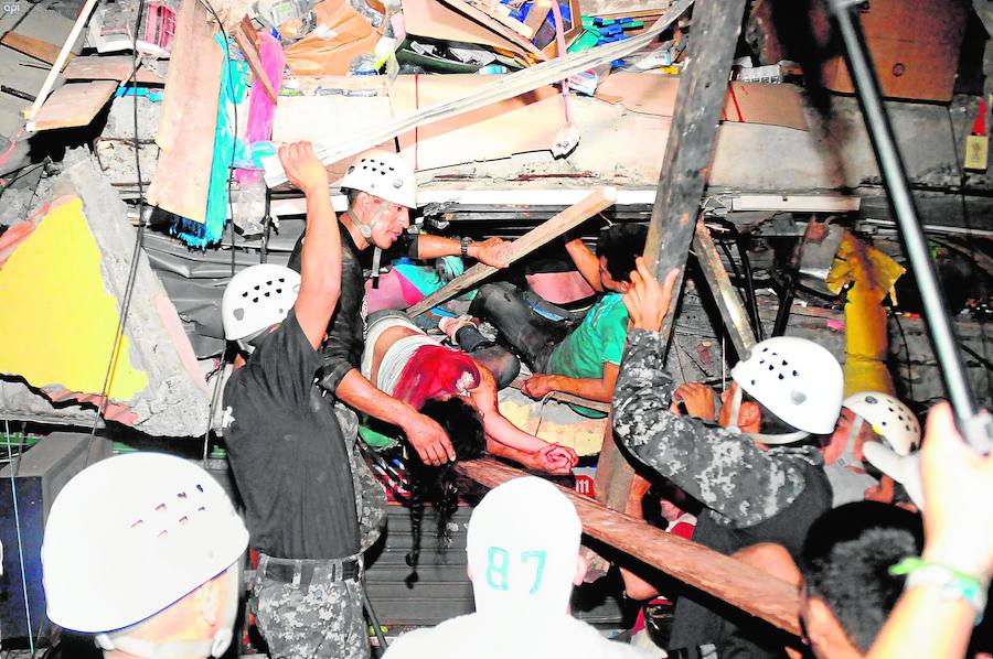 Domingo, 17 de abril: Un terremoto de 7,8 grados en la escala de Richter sacudió el corazón turístico de Ecuador, dejando 272 muertos y 2.068 heridos. Fotografías: Agencias