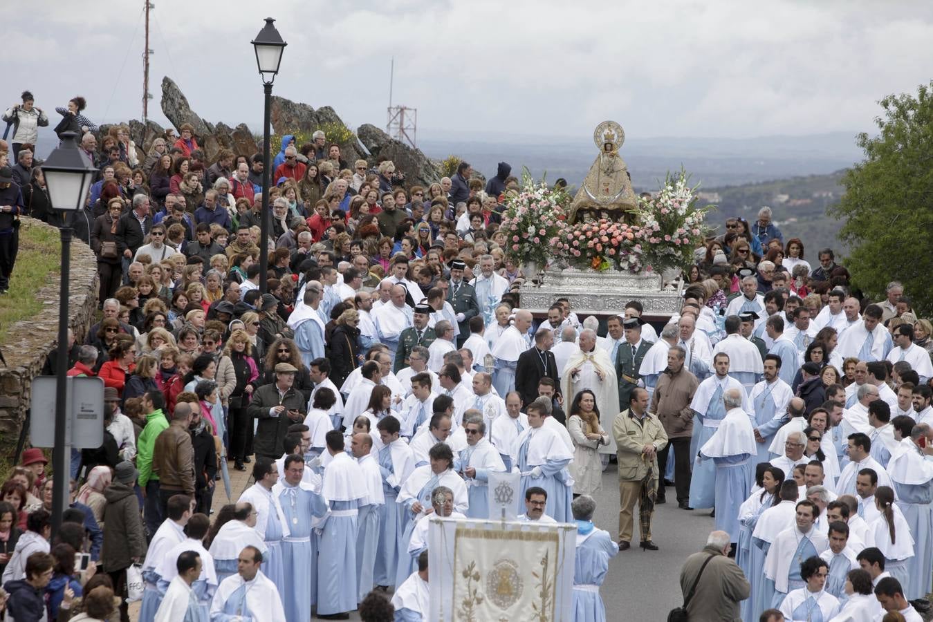 Miércoles, 20 de abril. La Patrona de Cáceres, la Vírgen de la Montaña, llegó a Cáceres. Una multitud arropó a la Virgen en su bajada hasta la ciudad a pesar de la lluvia. Fotografías: Lorenzo Cordero/ Jorge Rey