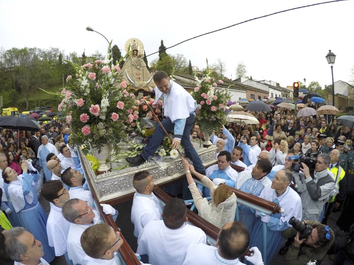 Miércoles, 20 de abril. La Patrona de Cáceres, la Vírgen de la Montaña, llegó a Cáceres. Una multitud arropó a la Virgen en su bajada hasta la ciudad a pesar de la lluvia. Fotografías: Lorenzo Cordero/ Jorge Rey