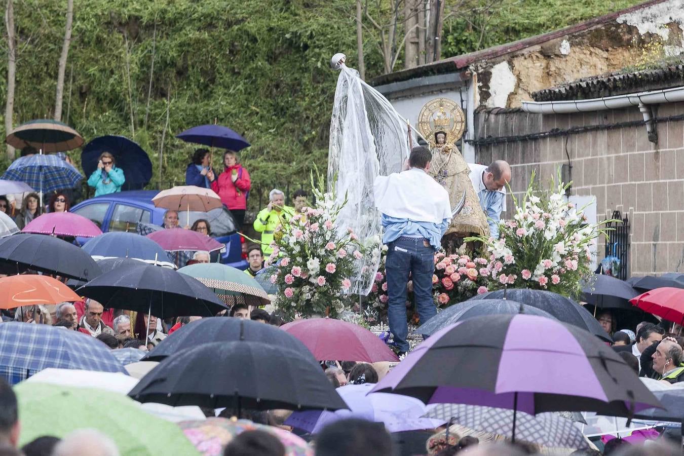 Miércoles, 20 de abril. La Patrona de Cáceres, la Vírgen de la Montaña, llegó a Cáceres. Una multitud arropó a la Virgen en su bajada hasta la ciudad a pesar de la lluvia. Fotografías: Lorenzo Cordero/ Jorge Rey