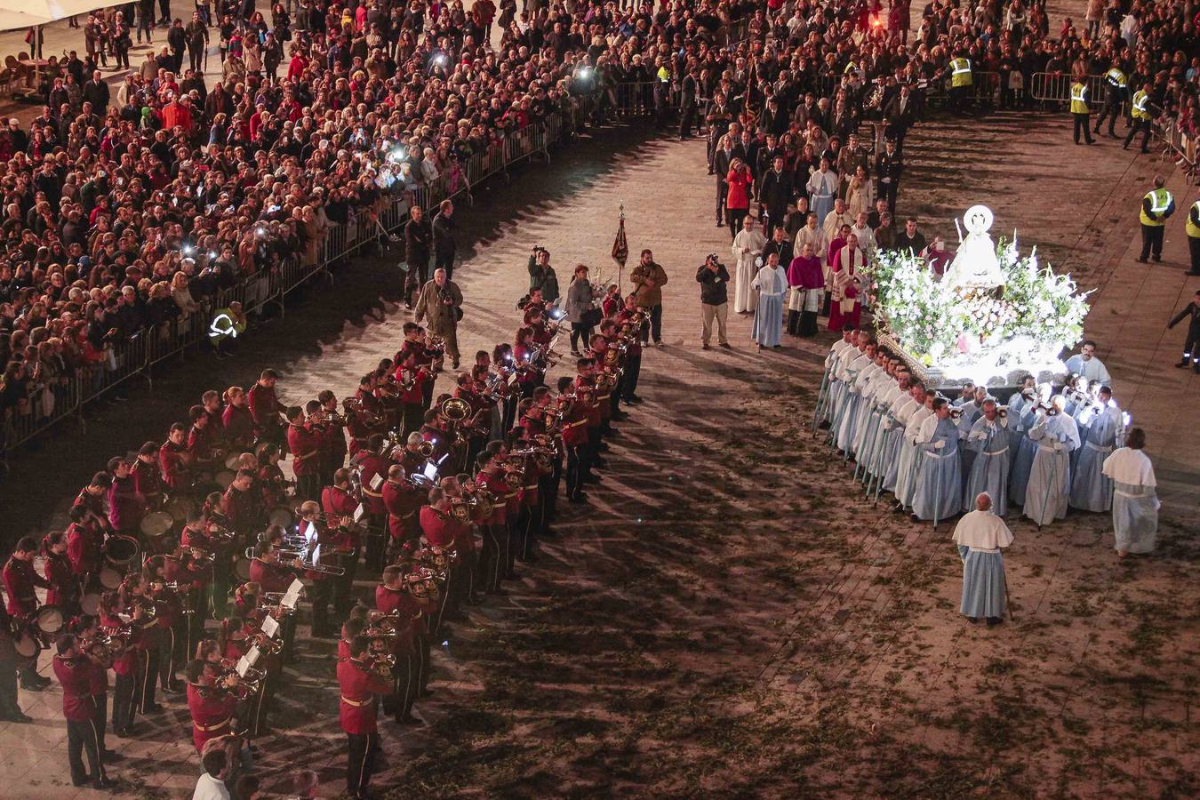 Miércoles, 20 de abril. La Patrona de Cáceres, la Vírgen de la Montaña, llegó a Cáceres. Una multitud arropó a la Virgen en su bajada hasta la ciudad a pesar de la lluvia. Fotografías: Lorenzo Cordero/ Jorge Rey