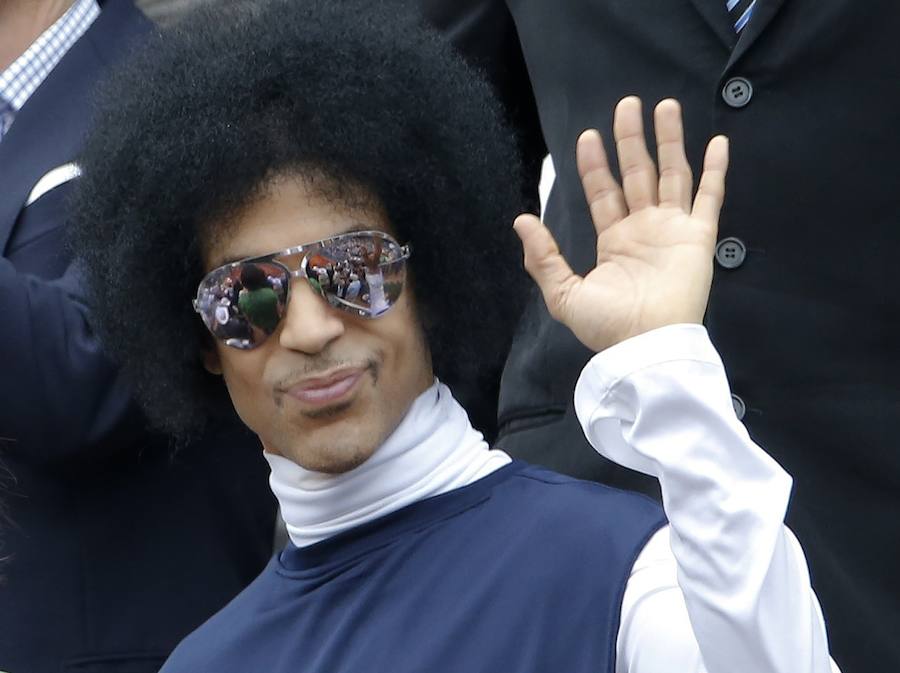 Jueves, 21 de abril: El cantante estadounidense Prince, genio de la música e icono del pop, falleció a los 57 años, dejando huérfanas a miles de personas que crecieron bailando sus míticos temas como "Purple Rain", "Girls &amp; Boys" o "Kiss". Fotografias: Agencia