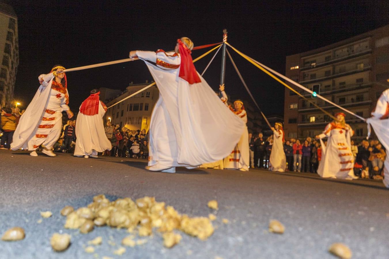 Viernes, 22 de abril: Desfile de San Jorge y el Dragón 2016. Miles de cacereños se citaron un año más con la leyenda. Fotografías:: Lorenzo Cordero/ Jorge Rey