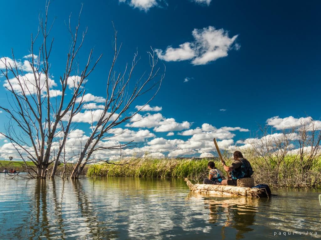 Acompañan a los dos aventureros que descienden el Guadiana en balsas de enea