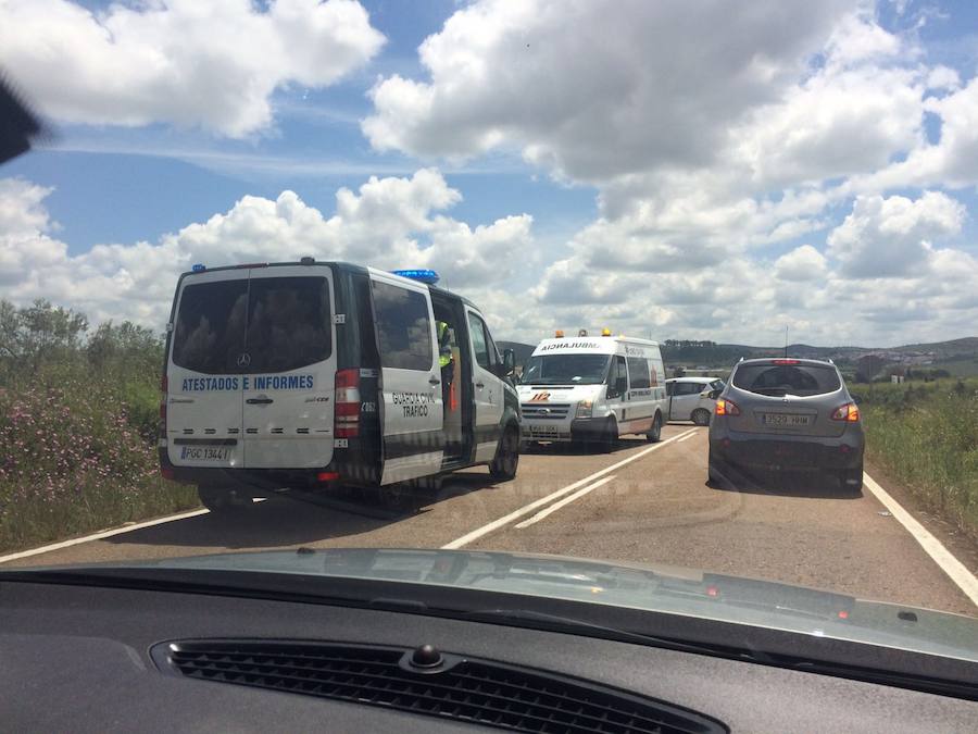 Una mujer herida leve en un choque lateral entre dos vehículos