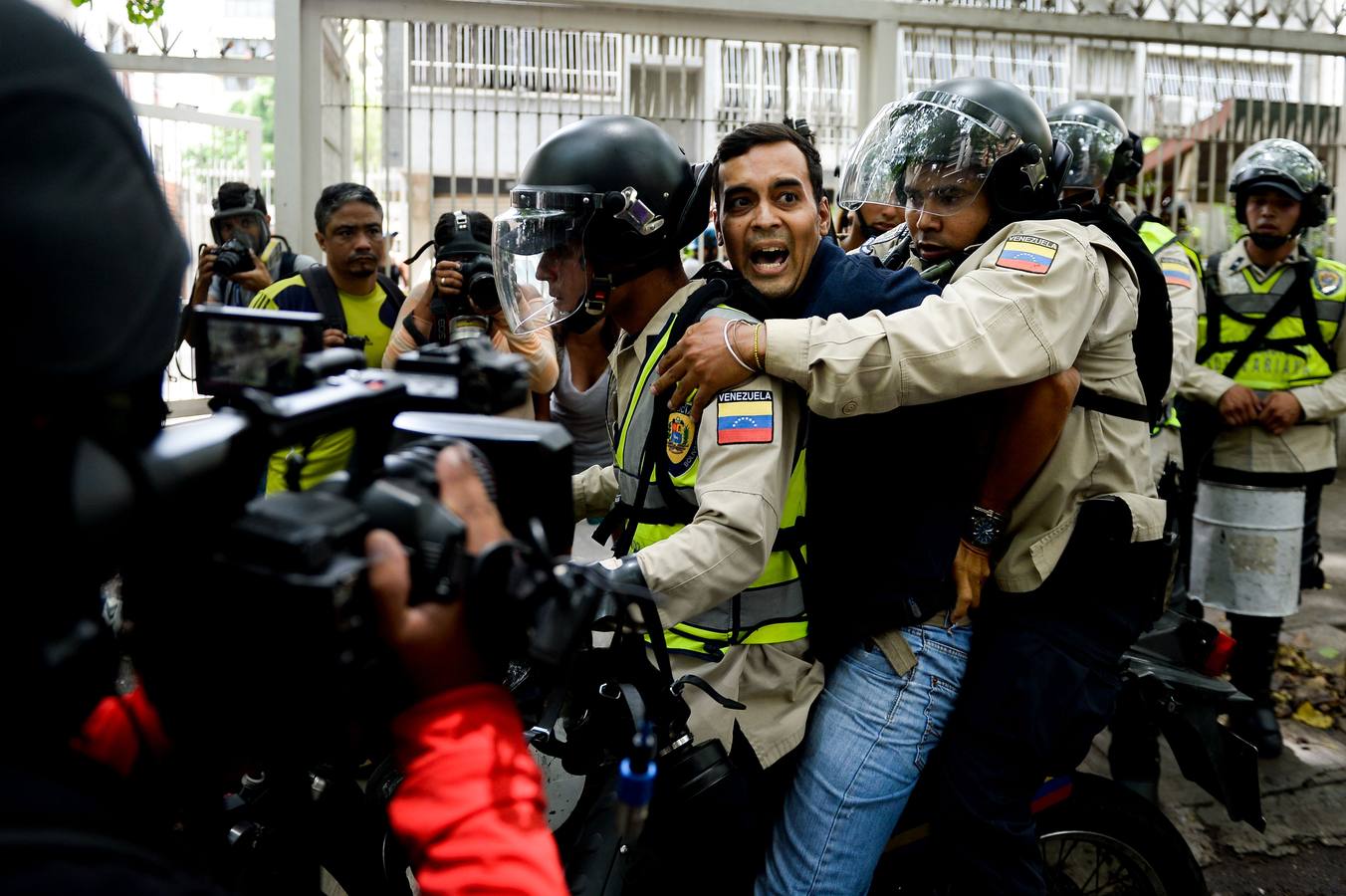 Miércoles, 18 de mayo. Maduro reprime las protestas opositoras en Caracas bajo el estado de excepción mientras crece la escacez de alimentos en Venezuela. Fotografías: Agencias