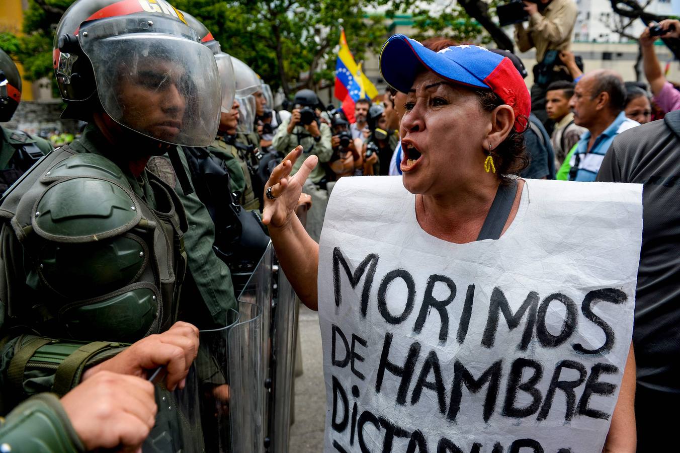 Miércoles, 18 de mayo. Maduro reprime las protestas opositoras en Caracas bajo el estado de excepción mientras crece la escacez de alimentos en Venezuela. Fotografías: Agencias