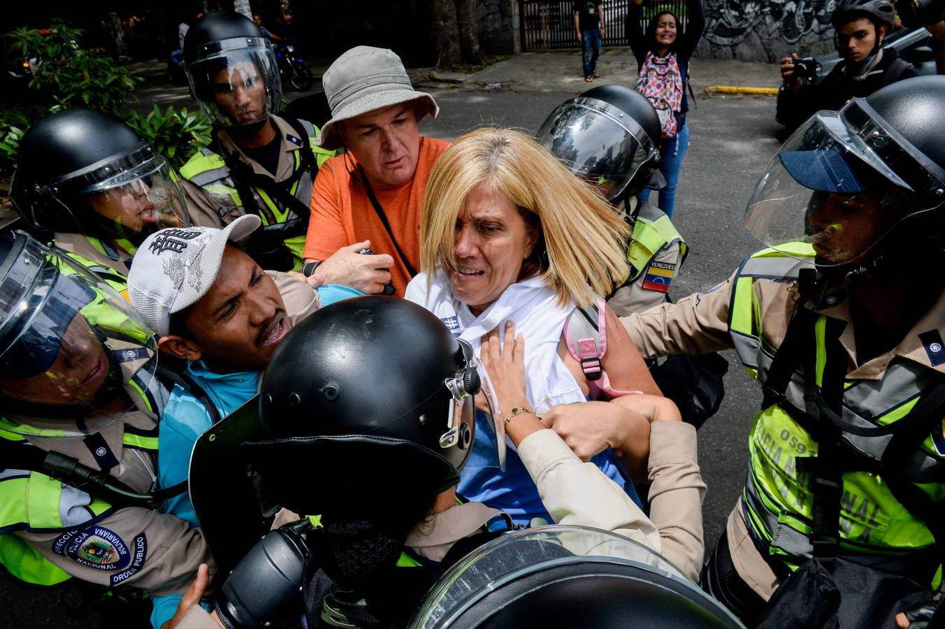 Miércoles, 18 de mayo. Maduro reprime las protestas opositoras en Caracas bajo el estado de excepción mientras crece la escacez de alimentos en Venezuela. Fotografías: Agencias