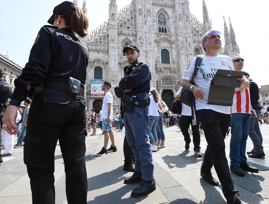 Las mejores imágenes de las aficiones del Real Madrid y Atlético de Madrid en Milán
