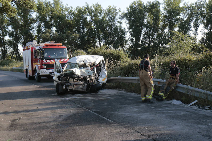 Mueren dos hombres y una mujer en una colisión frontal en Montehermoso