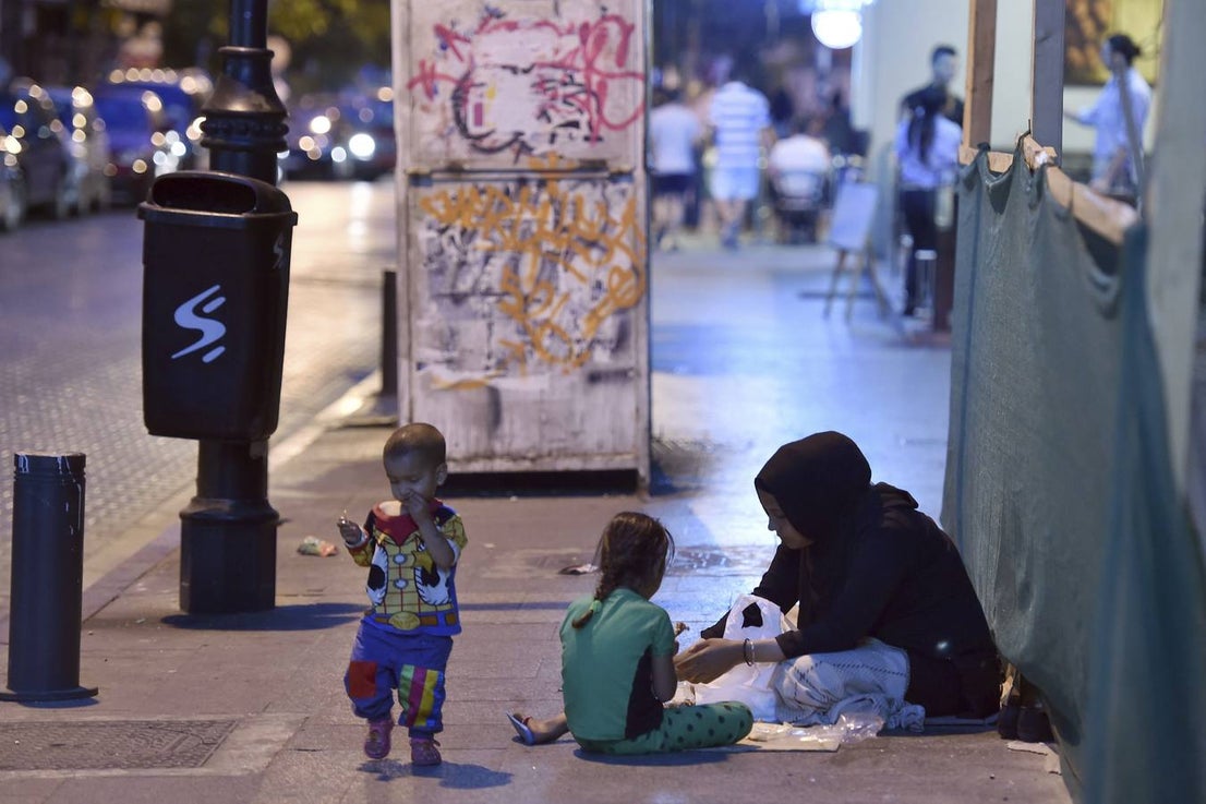 Una mujer siria y sus hijos comen tras los rezos del atardecer para romper el ayuno durante la celebración del Ramadán en Beirut (Líbano)