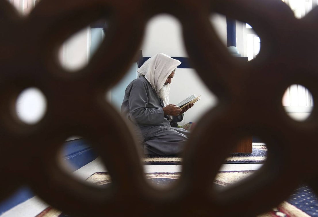 Un hombre lee el Corán en una mezquita durante la celebración del mes del Ramadán en Karachi (Pakistán). Los musulmanes celebran el mes del Ramadán, el cuarto pilar sagrado del Islam, en el que los fieles no podrán comer, beber, fumar, ni practicar relaciones sexuales de sol a sol en una muestra de sacrificio para la propia purificación y la solidaridad hacia los más necesitados.