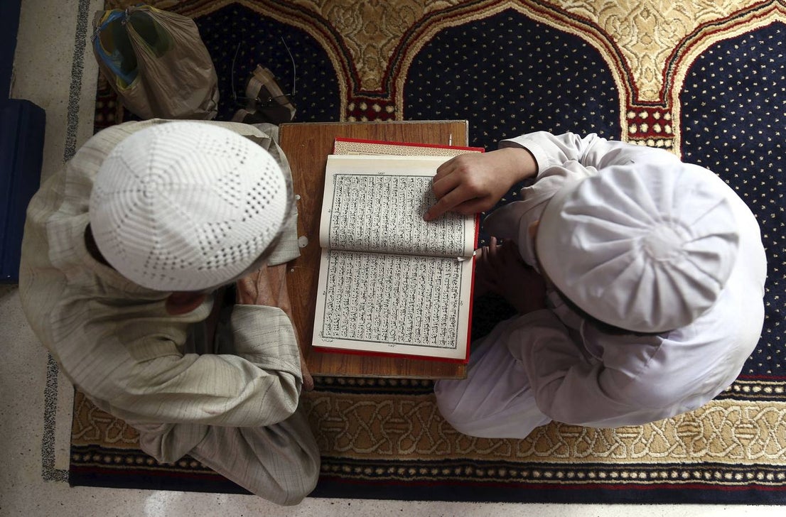 Dos niños leen el Corán en una mezquita durante la celebración del mes del Ramadán en Karachi (Pakistán)