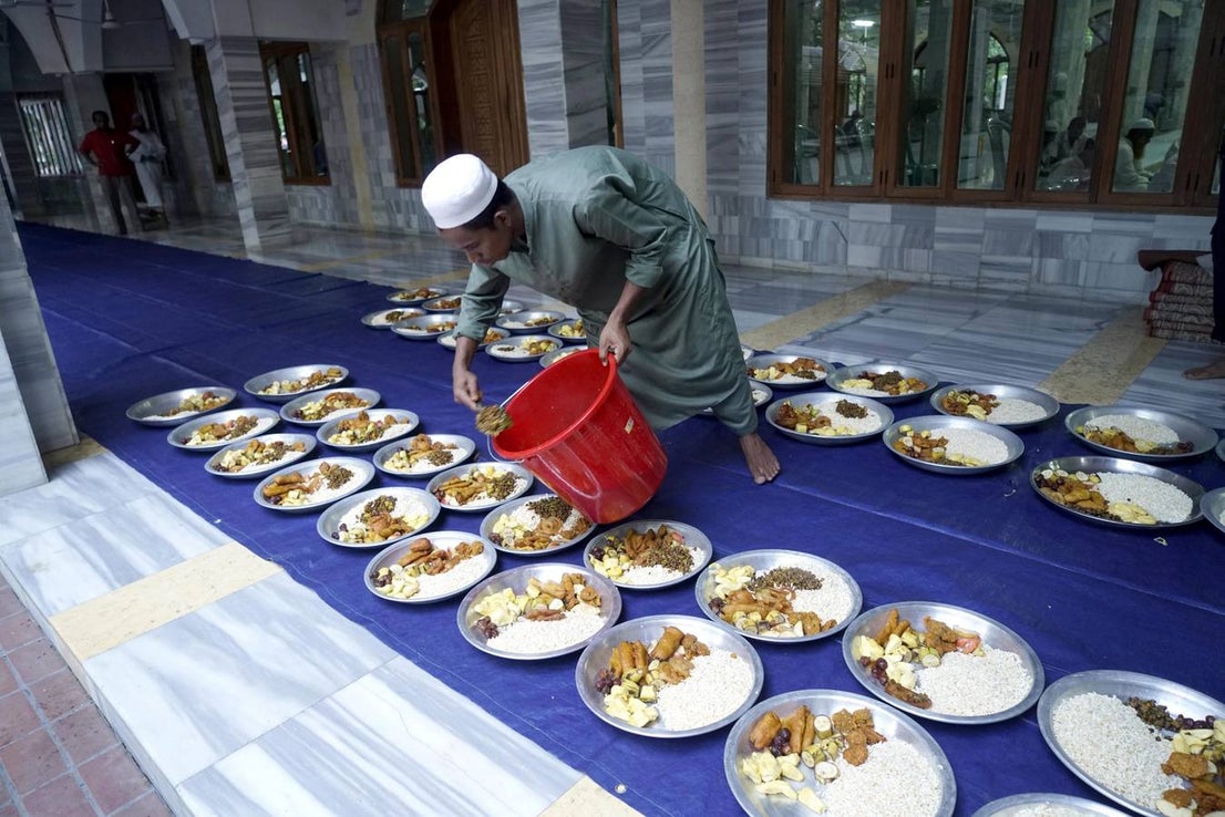 Un hombre sirve la comida antes de la hora del desayuno en la mezquita de Daca, Bangladesh. Musulmanes de todo el mundo celebran el mes sagrado del Ramadán, orando durante la noche y absteniéndose de comer y beber durante el periodo comprendido entre la salida y la puesta del sol