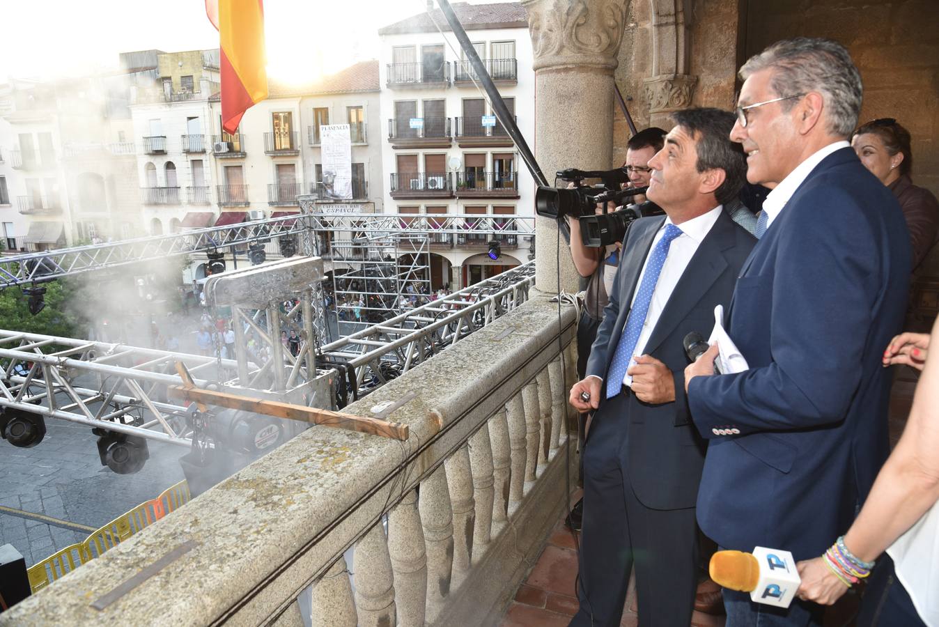 Miércoles, 8 de junio. La Feria de Plasencia comenzó con el pregón del ganadero Victorino Martín, los fuegos artificiales y un concierto de Fórmula V . Fotografías: David Palma