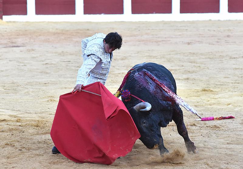 Sólo Juan del Álamo pudo aprovechar una complicada victorinada en Plasencia