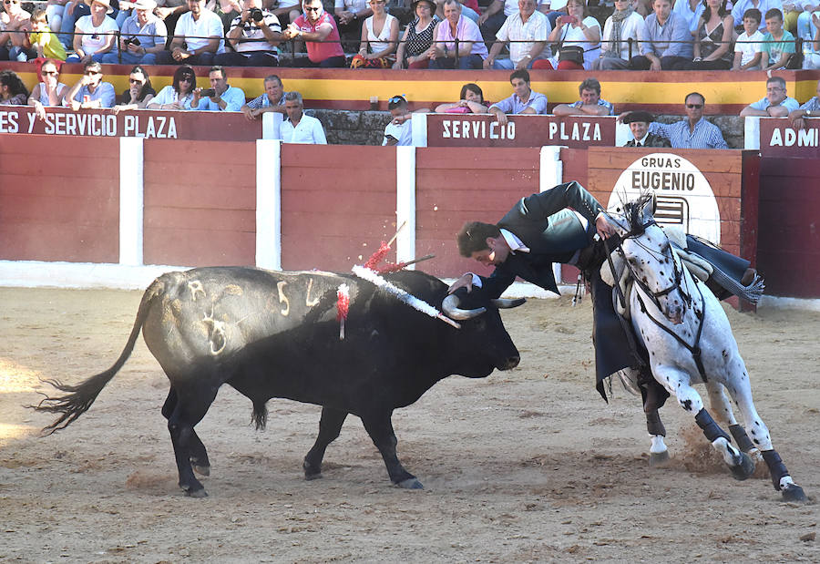 Los tres rejoneadores abandonan el coso de Plasencia a hombros