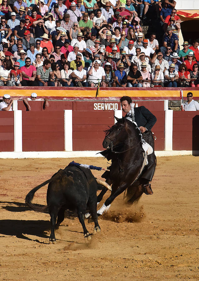 Los tres rejoneadores abandonan el coso de Plasencia a hombros