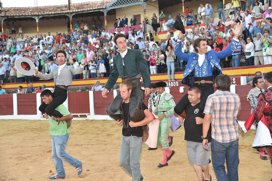 Los tres rejoneadores abandonan el coso de Plasencia a hombros