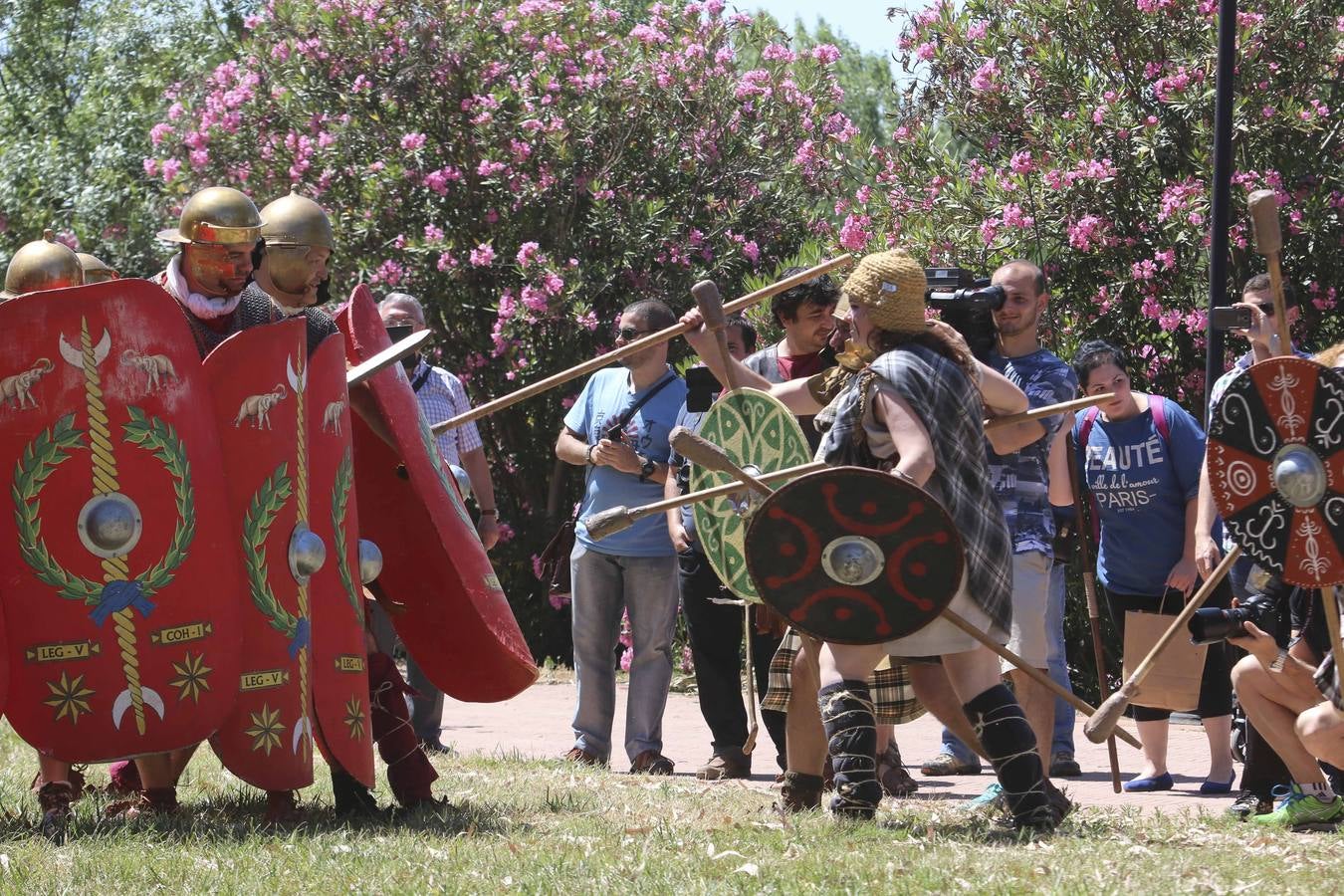 Sábado, 11 de junio: Mucho público en las recreaciones en el Templo de Diana y éxito de participación en el 'pan y circo' de la plaza de toros dentro de las actividades de Emérita Lvdica que se celebró en Mérida . Fotografía : Agencias