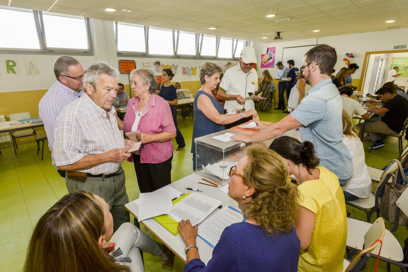 Ambiente en un colegio electoral en Badajoz. Foto: JV Arnelas