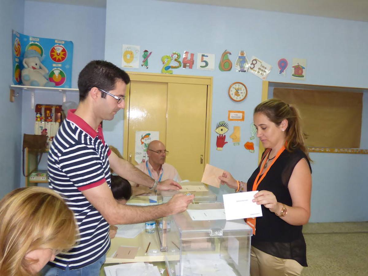 Patricia Meana, cabeza la lista de Ciudadanos por Cáceres al Congreso de los Diputados, ha votado en el colegio Sierra de Gredos de Navalmoral de la Mata. | MIGUEL ÁNGEL MARCOS