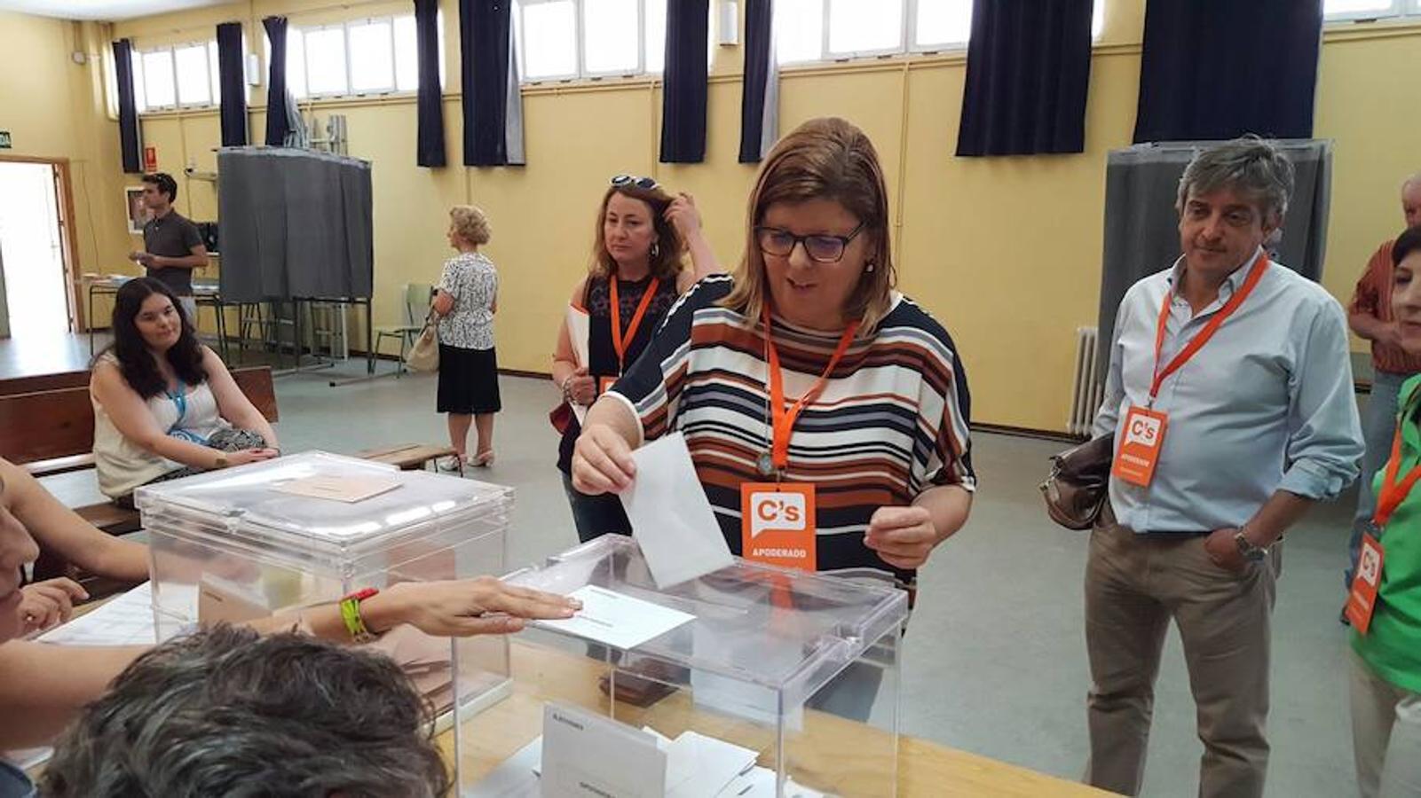 La portavoz de Ciudadanos en la Asamblea de Extremadura, María Victoria Domínguez, ejerciendo su derecho al voto