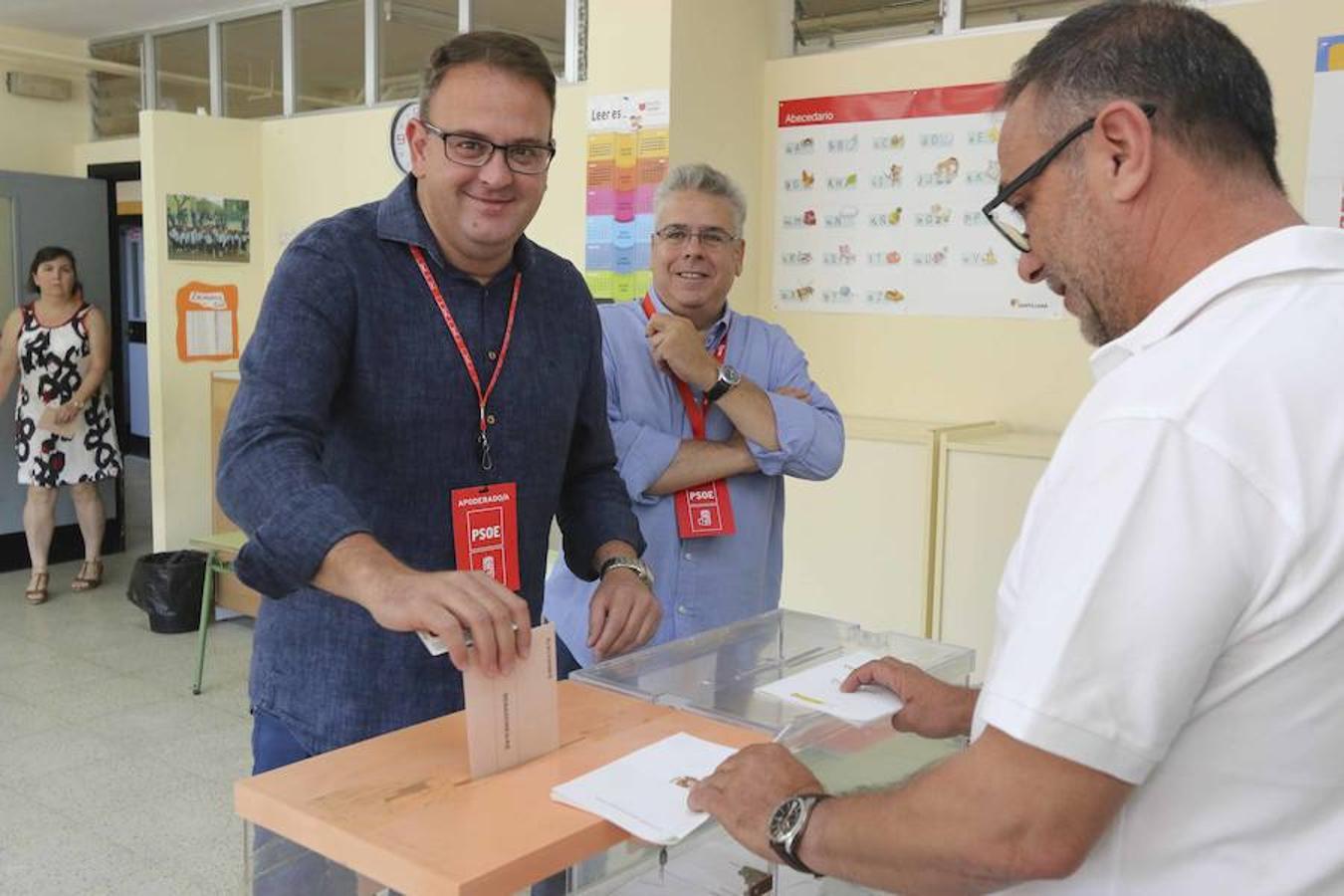 Antonio Rodríguez Osuna, ha votado a las 10.30 horas en el colegio público Miguel de Cervantes, en las Abadías- Zona Norte.| J.M.ROMERO