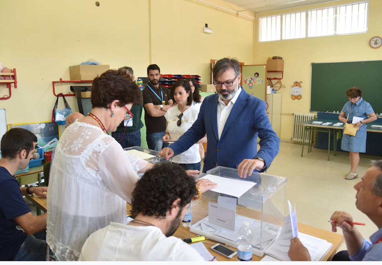 El alcalde de Plasencia, Fernando Pizarro (PP), no faltó a la cita con las urnas.