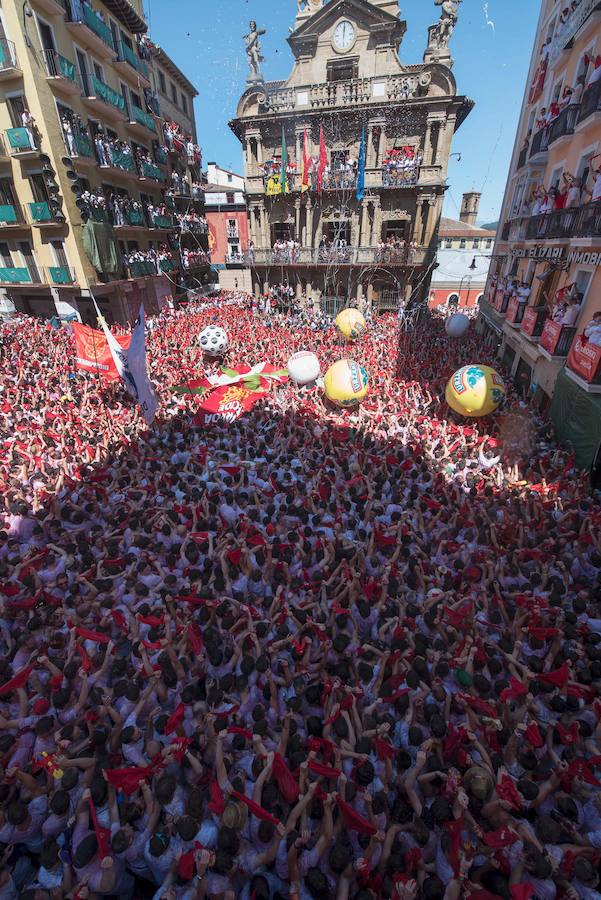 El &#039;chupinazo&#039; abre nueve días de celebración en Pamplona