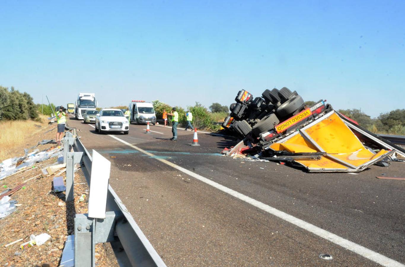 Corte de tráfico en la A-5 por el vuelco de un camión