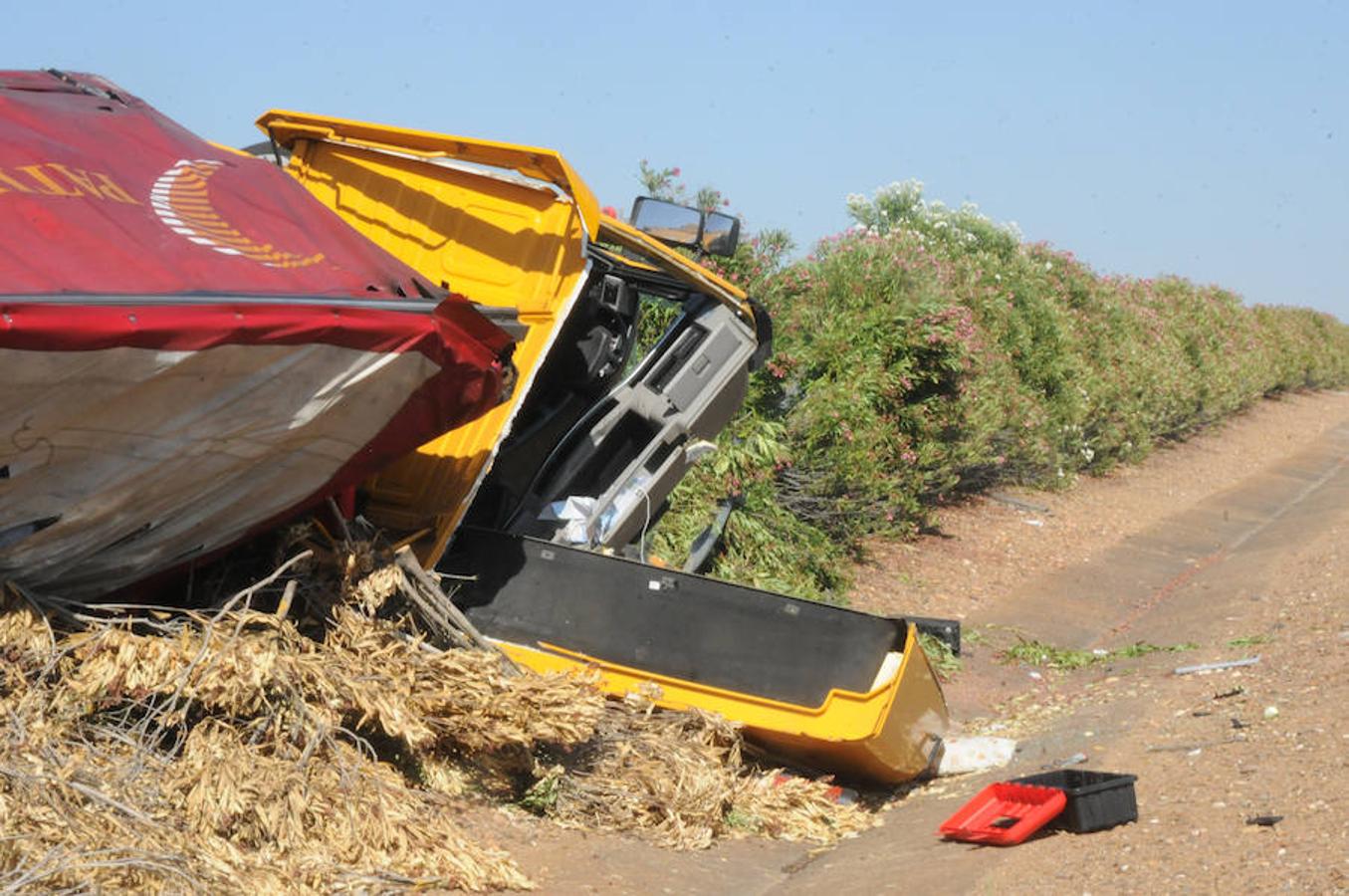 Corte de tráfico en la A-5 por el vuelco de un camión