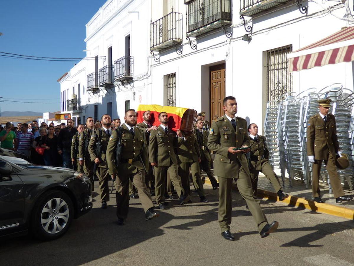 Último adiós en Ahillones al joven Rubén Rangel Vizuete