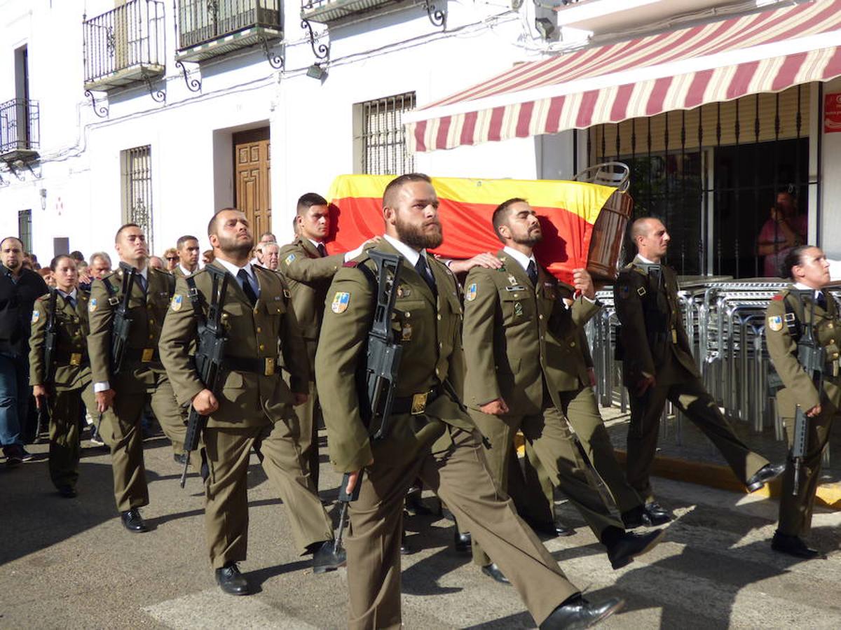 Último adiós en Ahillones al joven Rubén Rangel Vizuete