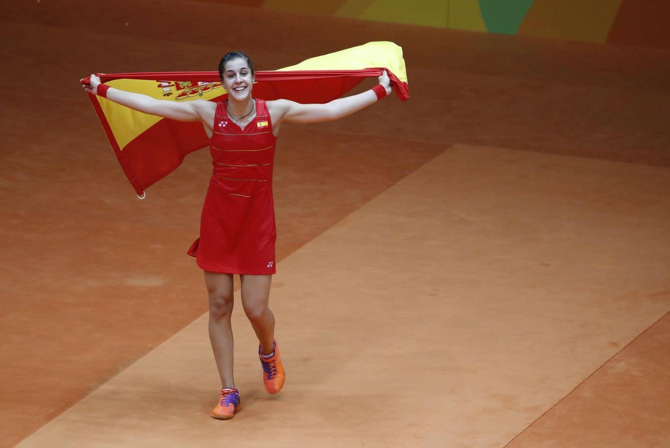 Viernes, 19 de agosto: La española Carolina Marín celebra el oro tras vencer a la india Sindhu Pusarla en la final de bádminton de los Juegos Olímpicos Río 2016 en la ciudad de Río de Janeiro. Fotografía: Agencias