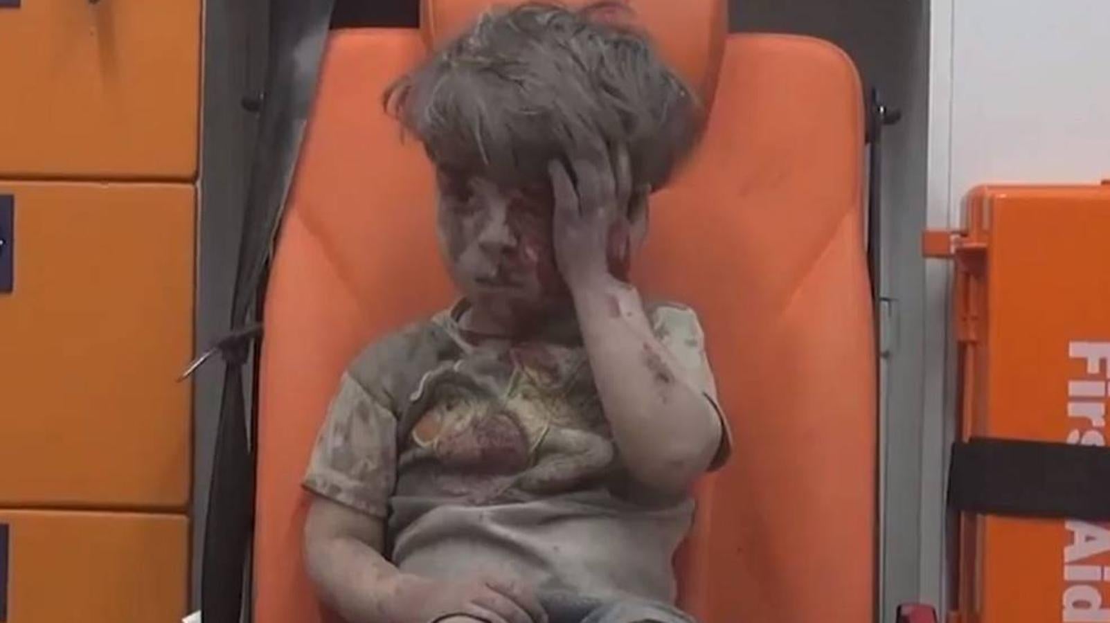 Jueves, 18 de agosto: Imagen de un niño herido de 5 años, sentado en una ambulancia tras ser rescatado de una vivienda bombardeada en el barrio de Al Qatergui en la ciudad siria de Alepo. Rusia negó una vez más la muerte de civiles en sus ataques aéreos contra posiciones yihadistas en Siria. Fotografía: Agencias