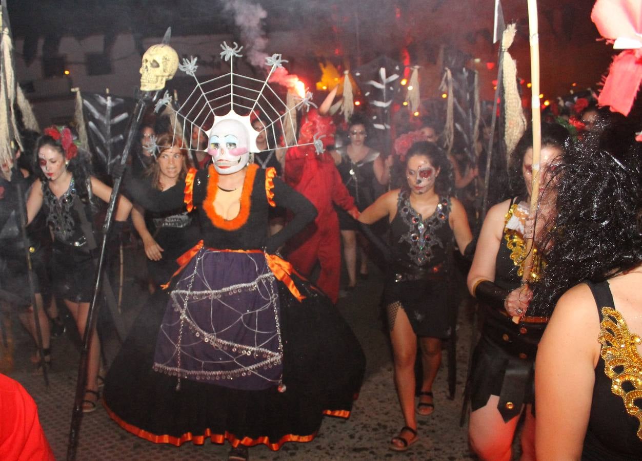 Lunes, 15 de agosto: 3000 personas vieron 'La fuga de la Diabla' en Valverde de Leganés, en su estreno como Fiesta de Interés Turístico Regional. Fotografías: Fernando Negrete.