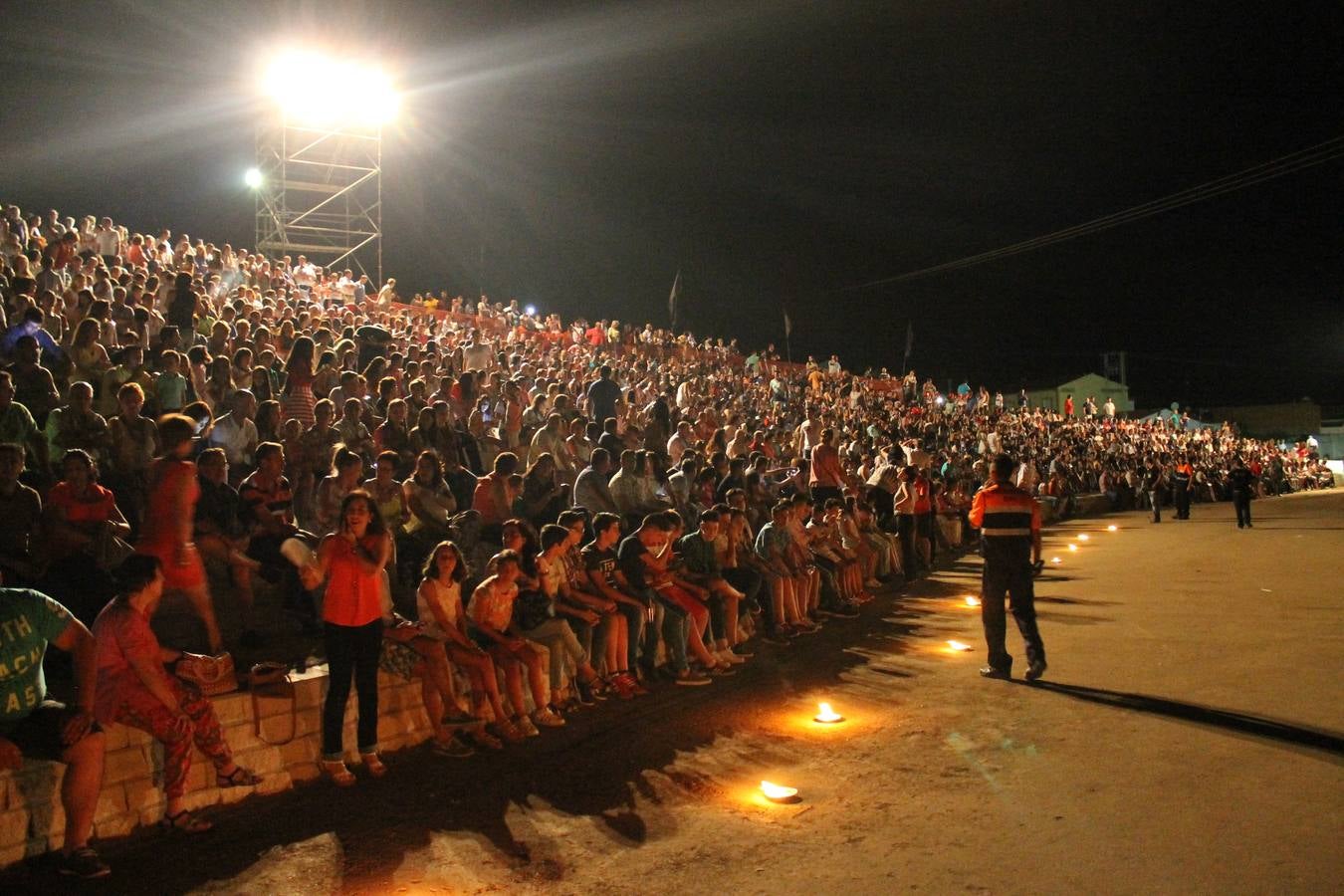 Lunes, 15 de agosto: 3000 personas vieron 'La fuga de la Diabla' en Valverde de Leganés, en su estreno como Fiesta de Interés Turístico Regional. Fotografías: Fernando Negrete.