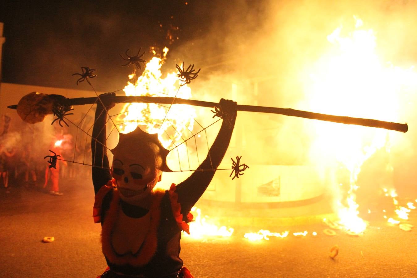 Lunes, 15 de agosto: 3000 personas vieron 'La fuga de la Diabla' en Valverde de Leganés, en su estreno como Fiesta de Interés Turístico Regional. Fotografías: Fernando Negrete.