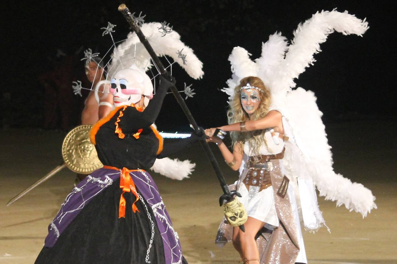 Lunes, 15 de agosto: 3000 personas vieron 'La fuga de la Diabla' en Valverde de Leganés, en su estreno como Fiesta de Interés Turístico Regional. Fotografías: Fernando Negrete.