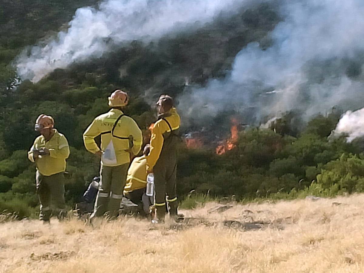 Sábado, 20 de agosto: El incendio en la reserva natural de la Garganta de los Infiernos obligó a movilizar a 23 aeronaves por la dificultades que presentaba el acceso terrestre. Fotografía: David Palma