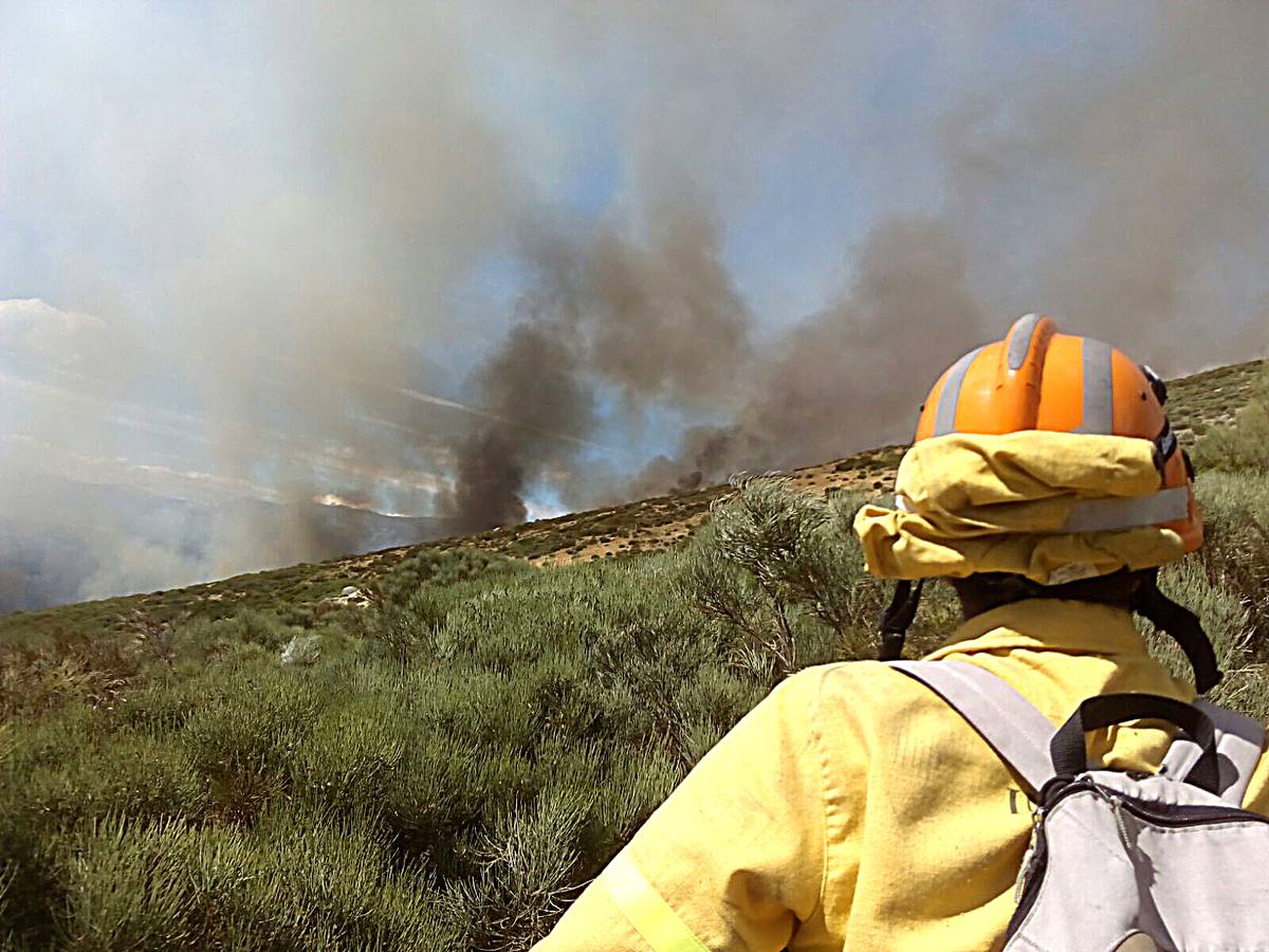 Sábado, 20 de agosto: El incendio en la reserva natural de la Garganta de los Infiernos obligó a movilizar a 23 aeronaves por la dificultades que presentaba el acceso terrestre. Fotografía: David Palma